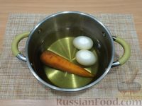 Фото приготовления рецепта: Салат с крабовыми палочками, морковью, зелёным горошком и сыром - шаг №2