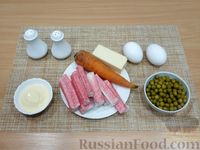 Фото приготовления рецепта: Салат с крабовыми палочками, морковью, зелёным горошком и сыром - шаг №1