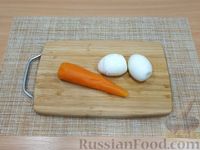 Фото приготовления рецепта: Салат с крабовыми палочками, морковью, зелёным горошком и сыром - шаг №3