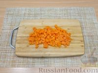 Фото приготовления рецепта: Салат с крабовыми палочками, морковью, зелёным горошком и сыром - шаг №4