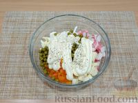 Фото приготовления рецепта: Салат с крабовыми палочками, морковью, зелёным горошком и сыром - шаг №9
