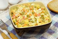Фото приготовления рецепта: Салат с крабовыми палочками, морковью, зелёным горошком и сыром - шаг №11