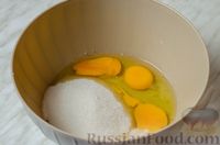 Фото приготовления рецепта: Бисквитный рулет с творожным кремом со сгущёнкой и мандаринами - шаг №2