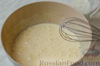 Фото приготовления рецепта: Бисквитный рулет с творожным кремом со сгущёнкой и мандаринами - шаг №4