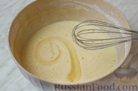 Фото приготовления рецепта: Бисквитный рулет с творожным кремом со сгущёнкой и мандаринами - шаг №7