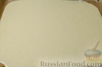 Фото приготовления рецепта: Бисквитный рулет с творожным кремом со сгущёнкой и мандаринами - шаг №8