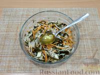 Фото приготовления рецепта: Салат с морковью, морской и белокочанной капустой - шаг №7