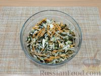 Фото приготовления рецепта: Салат с морковью, морской и белокочанной капустой - шаг №8
