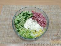 Фото приготовления рецепта: Салат с пекинской капустой, колбасой, огурцами и сухариками - шаг №10