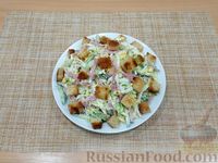 Фото приготовления рецепта: Салат с пекинской капустой, колбасой, огурцами и сухариками - шаг №12