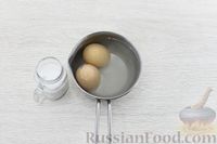 Фото приготовления рецепта: Салат из свёклы с черносливом, сыром и яйцами - шаг №3