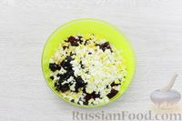 Фото приготовления рецепта: Салат из свёклы с черносливом, сыром и яйцами - шаг №9