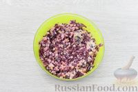 Фото приготовления рецепта: Салат из свёклы с черносливом, сыром и яйцами - шаг №11