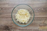 Фото приготовления рецепта: Салат из капусты с огурцом и печенью трески - шаг №2