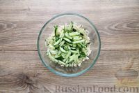 Фото приготовления рецепта: Салат из капусты с огурцом и печенью трески - шаг №4