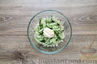 Фото приготовления рецепта: Салат из капусты с огурцом и печенью трески - шаг №5