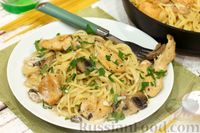 Фото к рецепту: Спагетти с курицей и грибами в сливочном соусе