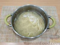 Фото приготовления рецепта: Спагетти с курицей и грибами в сливочном соусе - шаг №12
