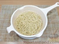 Фото приготовления рецепта: Спагетти с курицей и грибами в сливочном соусе - шаг №13