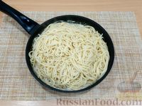 Фото приготовления рецепта: Спагетти с курицей и грибами в сливочном соусе - шаг №14