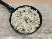 Фото приготовления рецепта: Спагетти с курицей и грибами в сливочном соусе - шаг №15