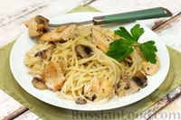 Фото приготовления рецепта: Спагетти с курицей и грибами в сливочном соусе - шаг №17