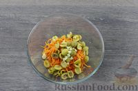 Фото приготовления рецепта: Салат с жареной курицей, картофелем, морковью по-корейски и оливками - шаг №7