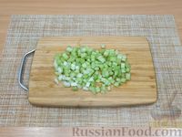 Фото приготовления рецепта: Яичный салат с сельдереем и зелёным луком - шаг №4