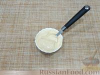 Фото приготовления рецепта: Яичный салат с сельдереем и зелёным луком - шаг №7