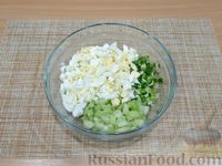 Фото приготовления рецепта: Яичный салат с сельдереем и зелёным луком - шаг №6
