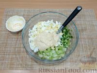Фото приготовления рецепта: Яичный салат с сельдереем и зелёным луком - шаг №8