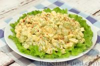 Фото приготовления рецепта: Яичный салат с сельдереем и зелёным луком - шаг №10