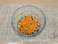 Фото приготовления рецепта: Салат с морской капустой, мидиями, морковью по-корейски и зелёным горошком - шаг №5