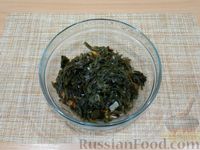 Фото приготовления рецепта: Салат с морской капустой, мидиями, морковью по-корейски и зелёным горошком - шаг №6