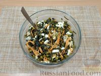 Фото приготовления рецепта: Салат с морской капустой, мидиями, морковью по-корейски и зелёным горошком - шаг №9