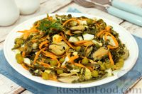 Фото приготовления рецепта: Салат с морской капустой, мидиями, морковью по-корейски и зелёным горошком - шаг №10