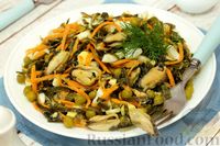 Фото приготовления рецепта: Салат с морской капустой, мидиями, морковью по-корейски и зелёным горошком - шаг №11