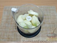 Фото приготовления рецепта: Луковые оладьи с манкой - шаг №3