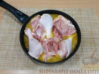 Фото приготовления рецепта: Курица, тушенная в луковом соусе - шаг №7