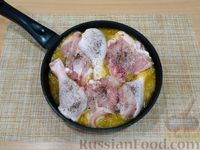 Фото приготовления рецепта: Курица, тушенная в луковом соусе - шаг №8