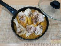 Фото приготовления рецепта: Курица, тушенная в луковом соусе - шаг №9