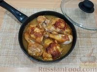 Фото приготовления рецепта: Курица, тушенная в луковом соусе - шаг №10