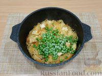 Фото приготовления рецепта: Капуста, тушенная с курицей и зелёным горошком - шаг №9