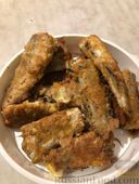 Фото приготовления рецепта: Курица, запечённая с грибами и черносливом - шаг №6