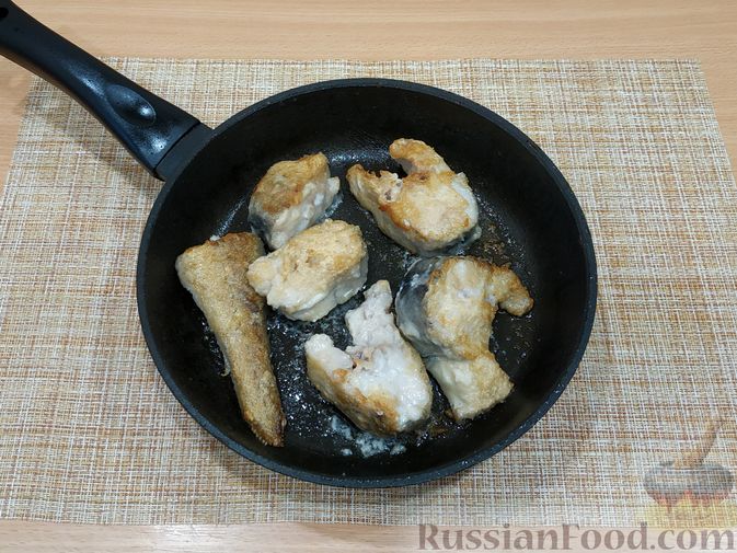 Нежный и вкусный минтай на сковороде с луком рыба тает во рту
