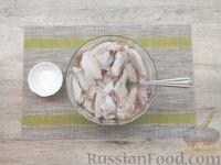 Фото приготовления рецепта: Куриные крылышки в карамельно-соевом соусе - шаг №3
