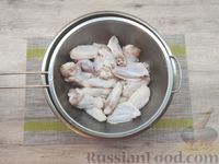 Фото приготовления рецепта: Куриные крылышки в карамельно-соевом соусе - шаг №4