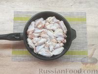 Фото приготовления рецепта: Куриные крылышки в карамельно-соевом соусе - шаг №8