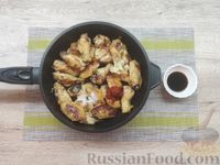 Фото приготовления рецепта: Куриные крылышки в карамельно-соевом соусе - шаг №11