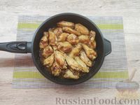 Фото приготовления рецепта: Куриные крылышки в карамельно-соевом соусе - шаг №12